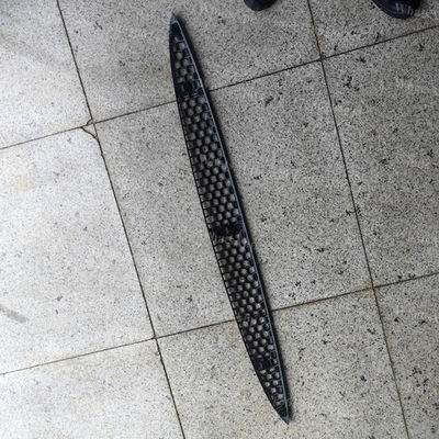 988025 GRILLE-LOWER-TK ZWART,SP de onderste hoes van de THERMO KING T-600M, T-800M, T-1000M, T-680Pro, T-880Pro, T-1080Pro